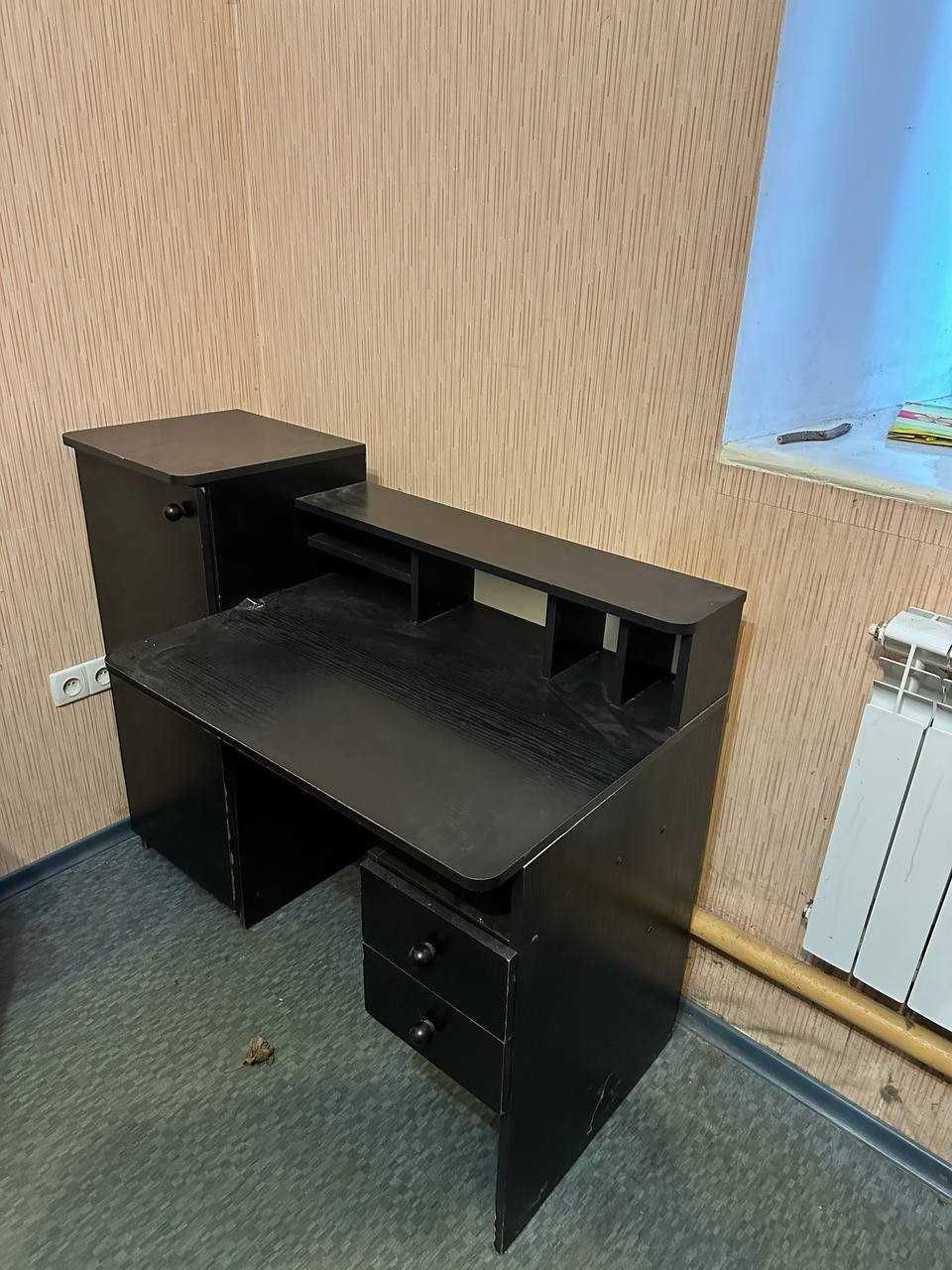 Офисный стол и шкаф