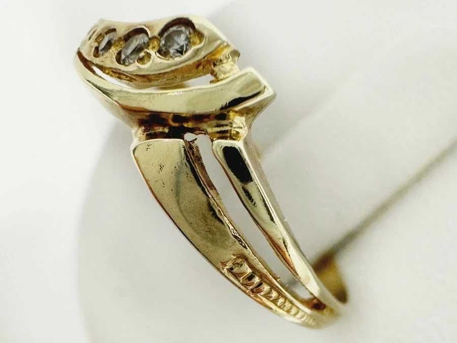 Delikatny złoty damski pierścionek 585 1,34G z trzema cyrkoniami 14K