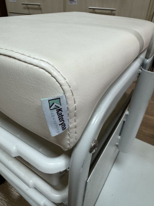 Стілець майстра педикюру ZANTIA, бежевий. Нове