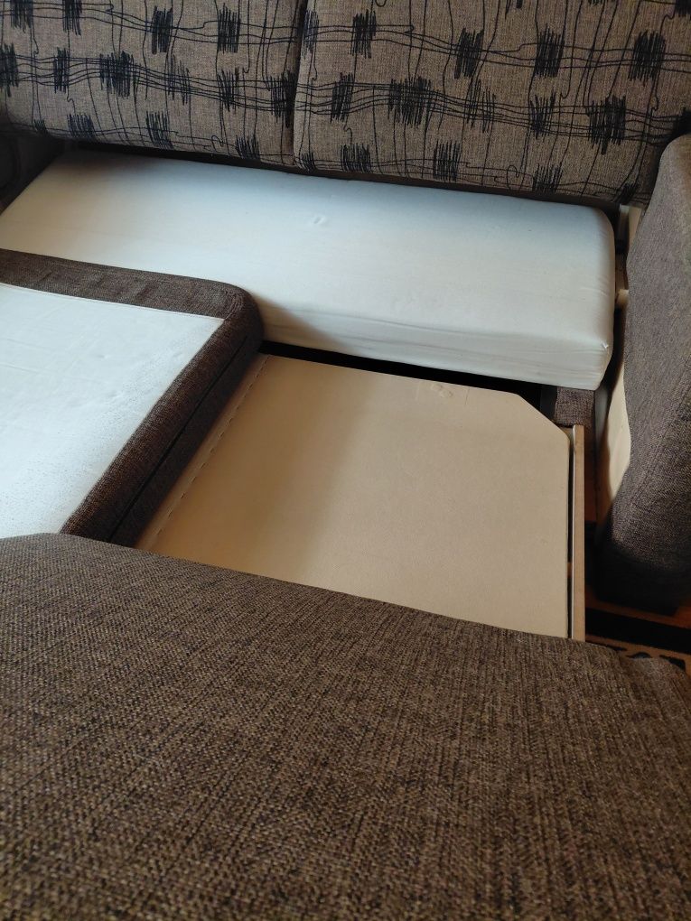 Sofa rozkładana z pojemnikiem na pościel