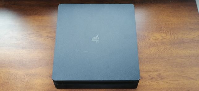 Konsola Playstation 4 slim z dwoma padami i grami.
