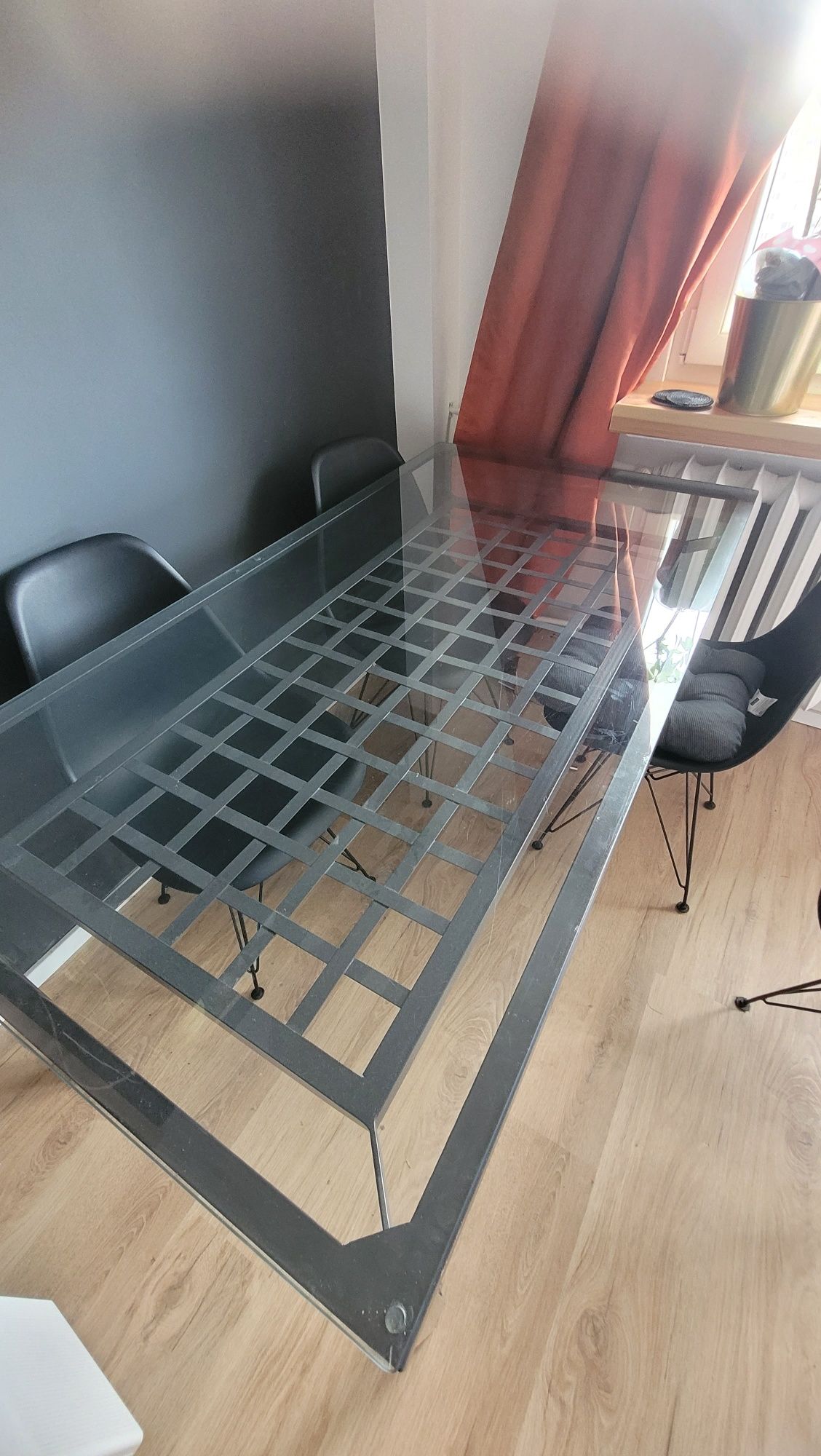 Stół metalowy ze szklanym blatem