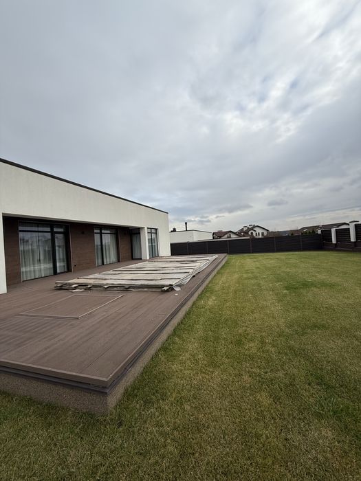 Шикарний будинок з басейном в Стоянці!15 соток землі,авторський ремонт