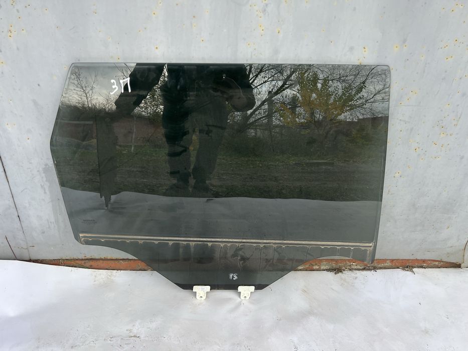 Скло в двері Nissan Rogue T33