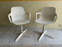 Conjunto 2 cadeiras giratórias branco/bege da IKEA. (ODGER).