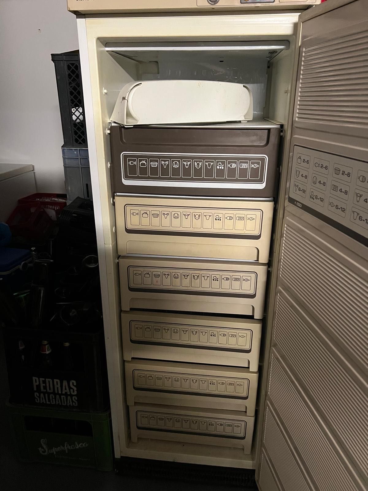 Arca congeladora vertical de gavetas Siemens
