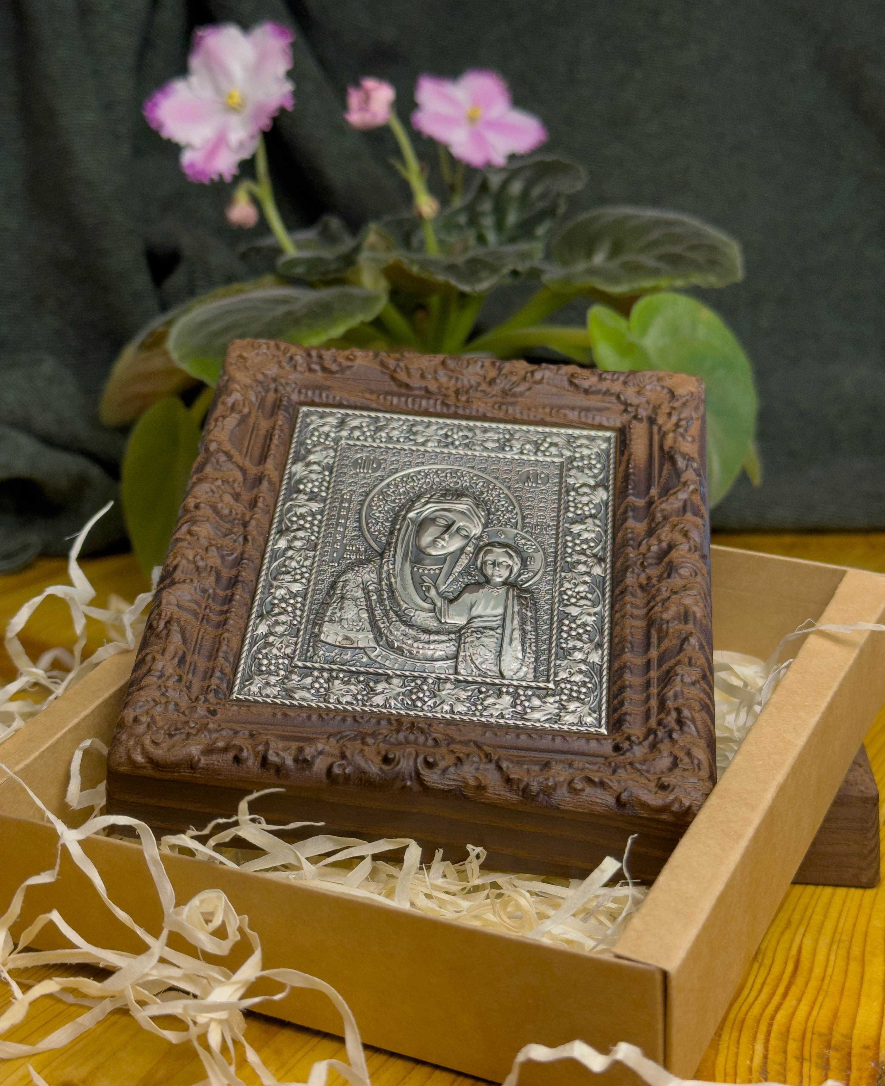 Казанська срібна ікона Божої Матері з різною рамкою з масиву ясеня