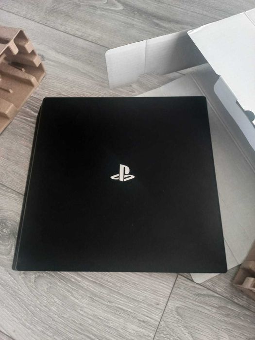 Playstation 4 Pro 1TB como NOVA com 2 comandos e carregador duplo