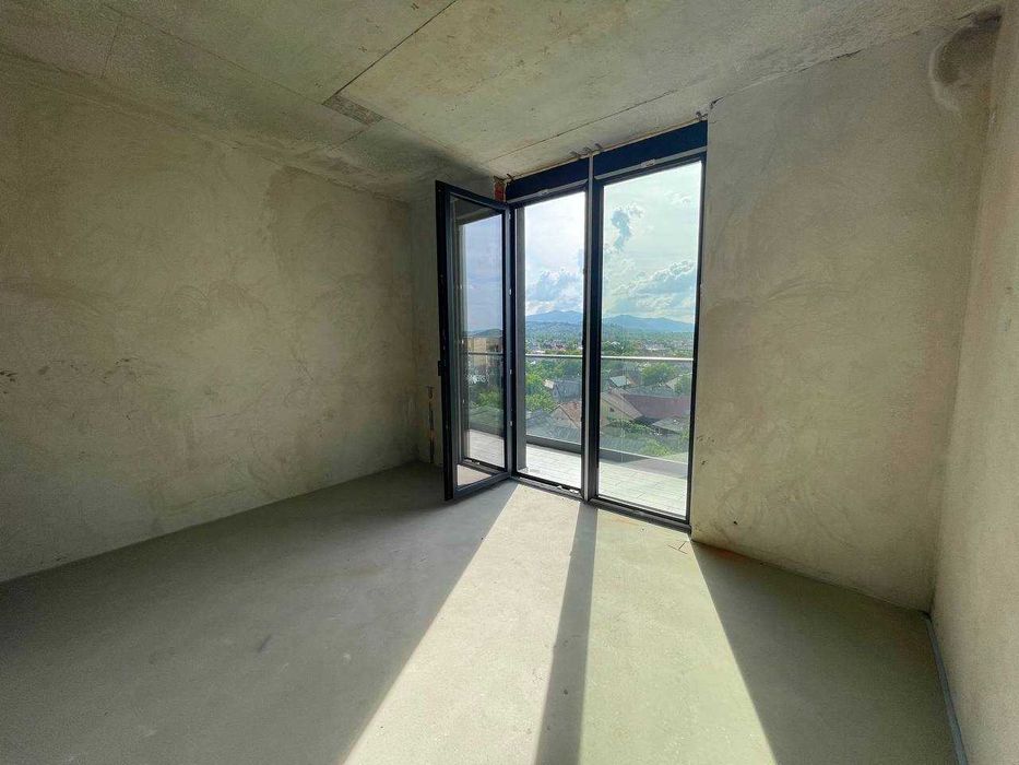 Продаж. Двокімнатна квартира з видом на гори з терасою. Тячів. 5.30