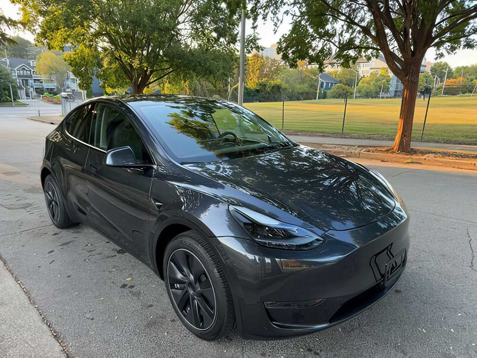 Tesla Model Y      2024