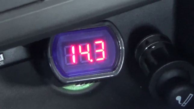 Автомобильный прибор - контролер с экраном 12 - 24 вольта.