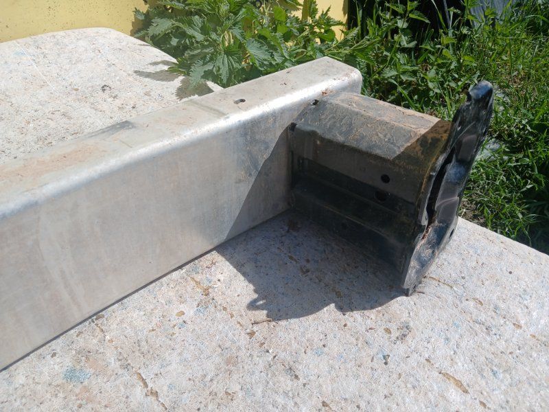 Усилитель бампера Nissan Altima 2019 Перед.