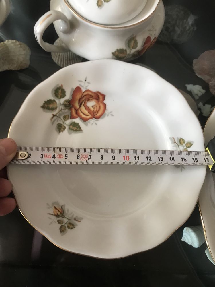 Продам столовый и чайный сервиз ( неполный)  . Польша