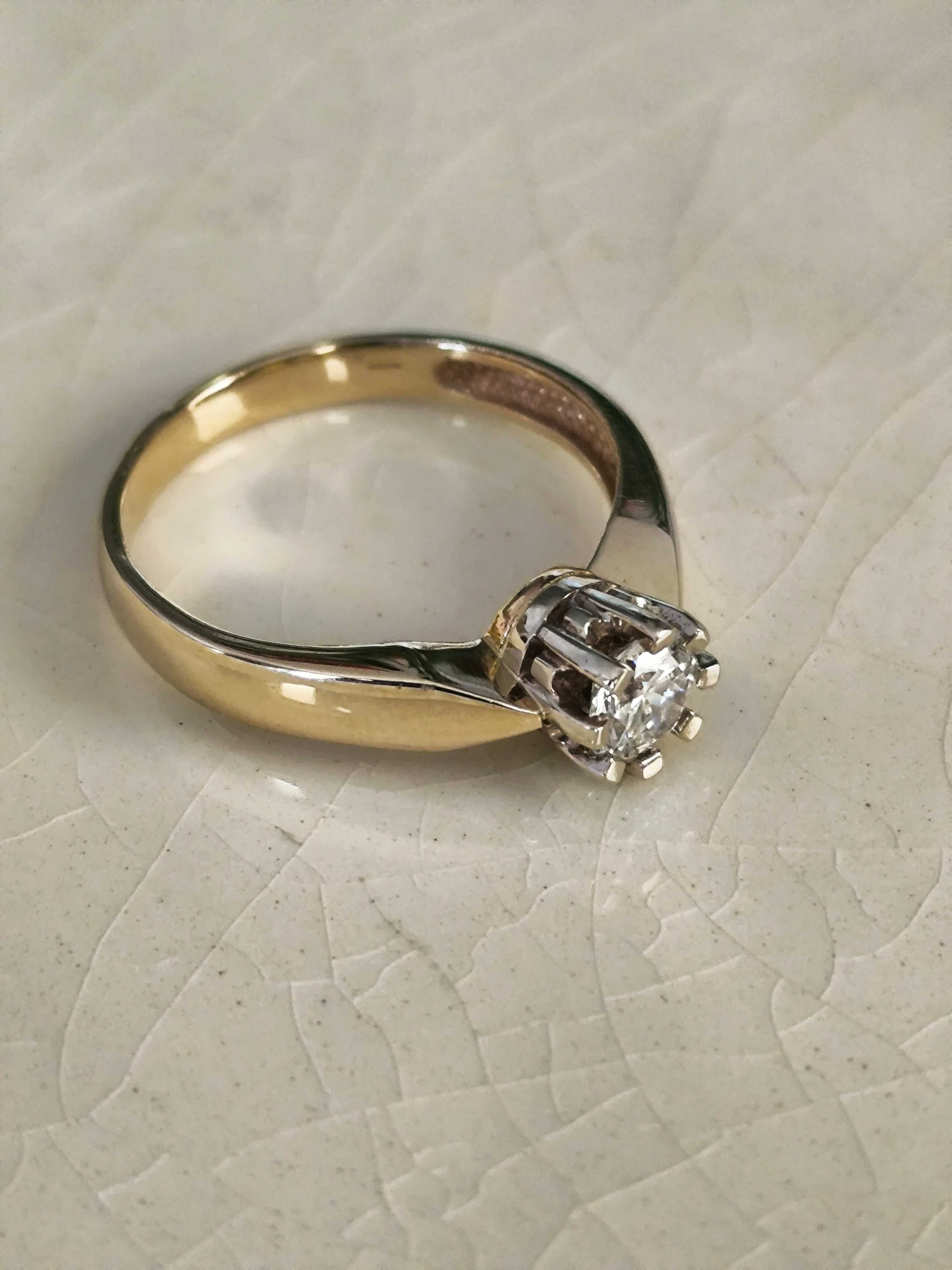 Pierścionek z diamentem 0,57 CT, 3 x Excellent / dwa certyfikaty