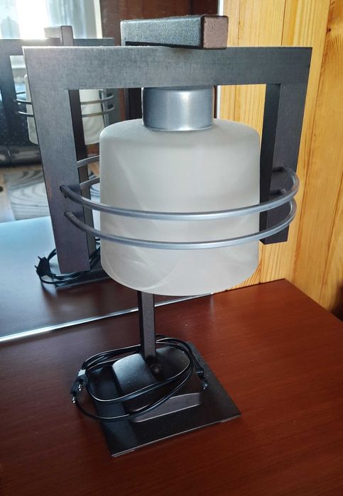 Lampka pokojowa stojąca na szafkę przy łóżku itp