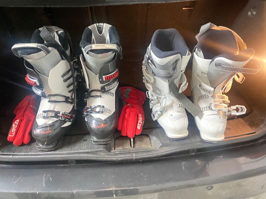 Skis e botas com luvas para ir a neve