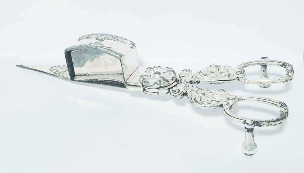 Fantástica antiga tesoura de morrões com banho em prata contrastada