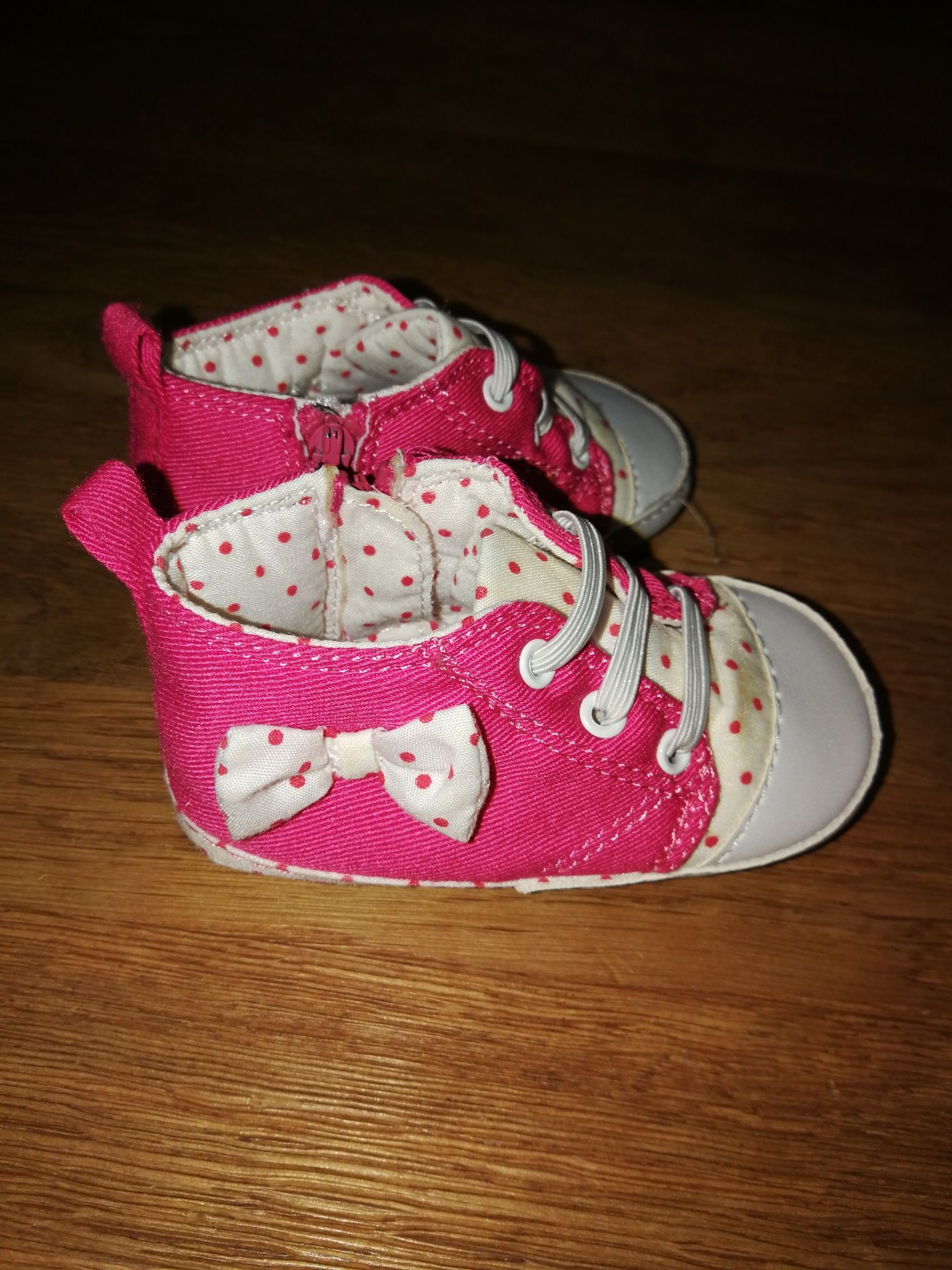 Sprzedam buty dla dziecka w wieku 3-6 m-cy