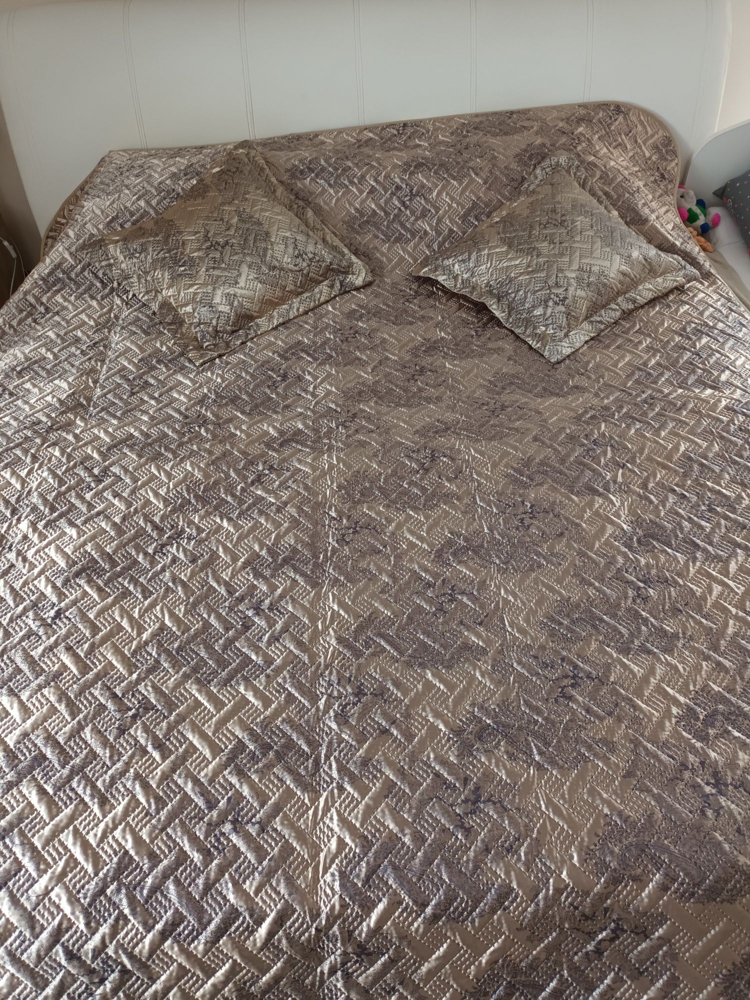 Narzuta na łóżko duża satynowa beżowa Elway 220x240 z poduszkami