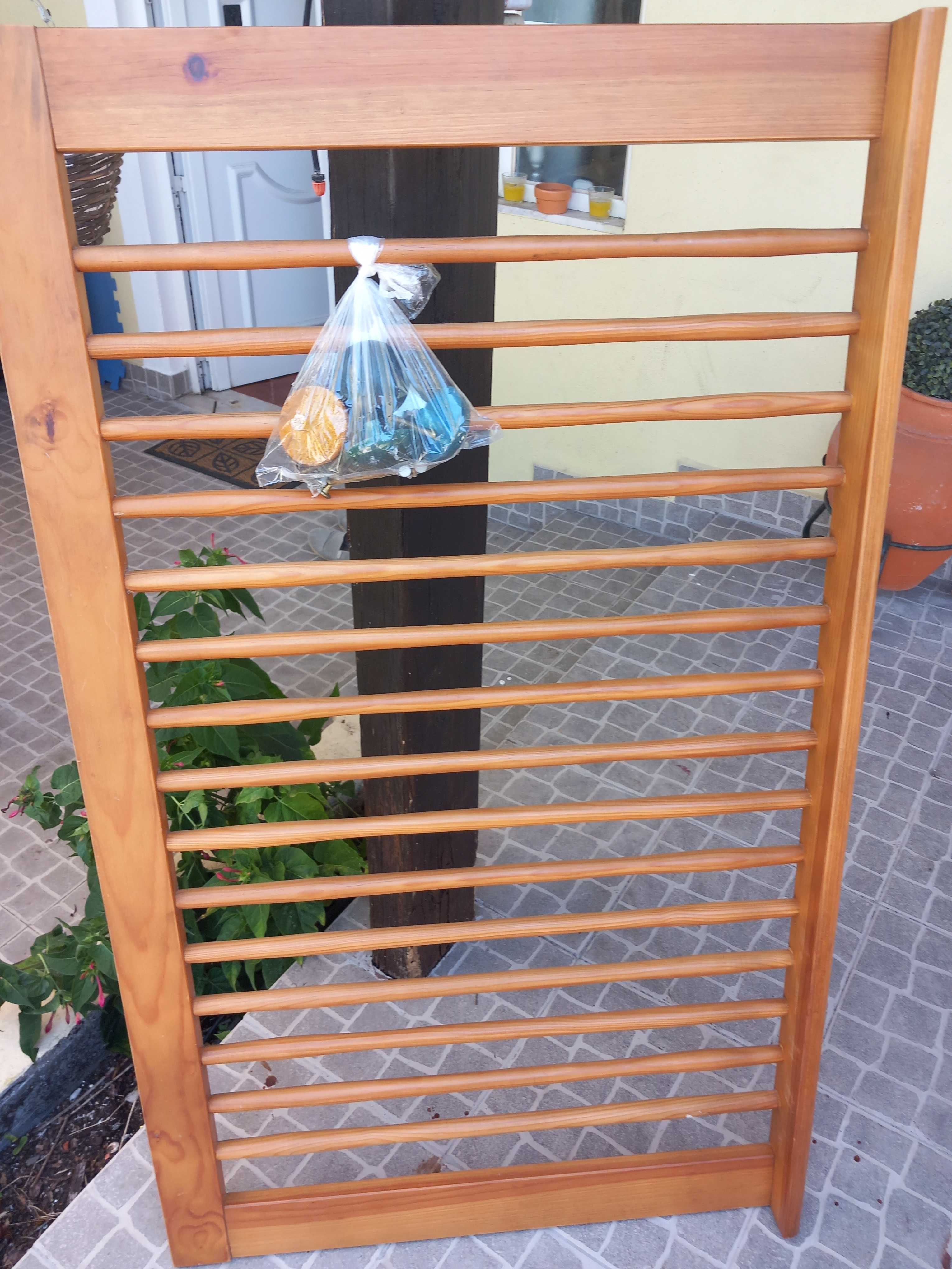 Cama de grades em madeira sem colchão
