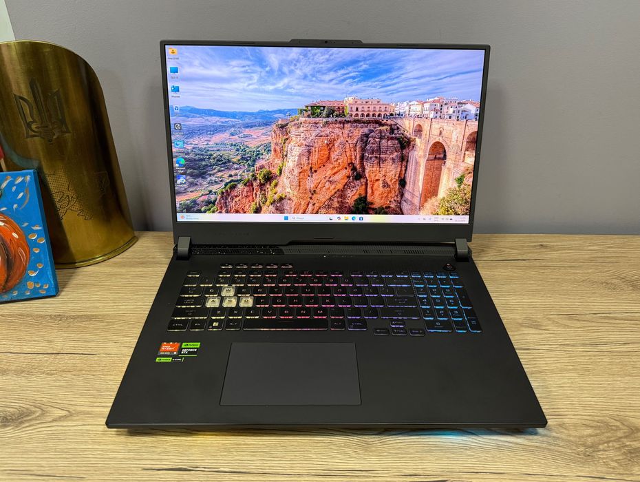 Asus STRIX 17 Ryzen 9 7845HX /16 Ram/ 1TB/ 4060/ 2K 240 Hz