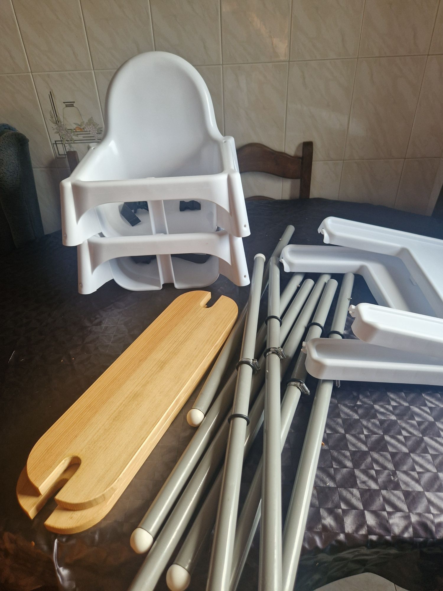 Cadeiras de refeição com pousa pés adaptável