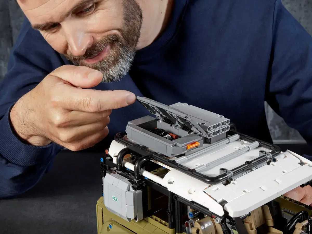 Конструктор LEGO Technic Land Rover Defender