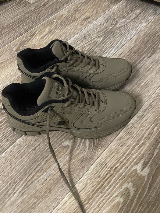 Продам чоловічі кросовки