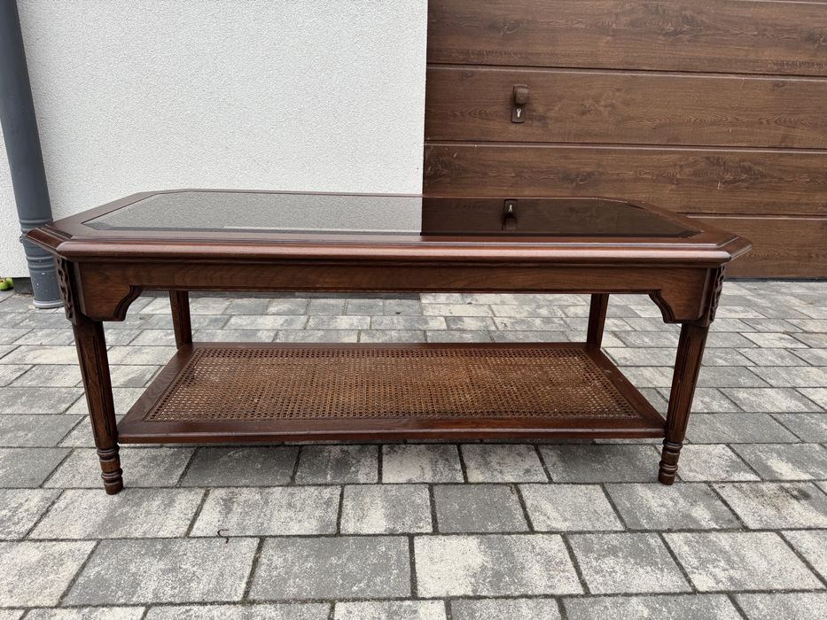 Журнальний столик з склянною столешнею привезений з Нідерландів.