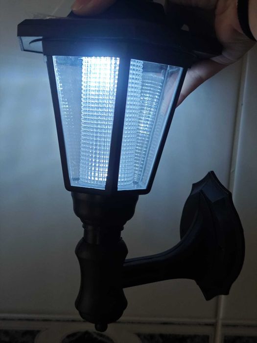 candeeiro de parede com painel solar