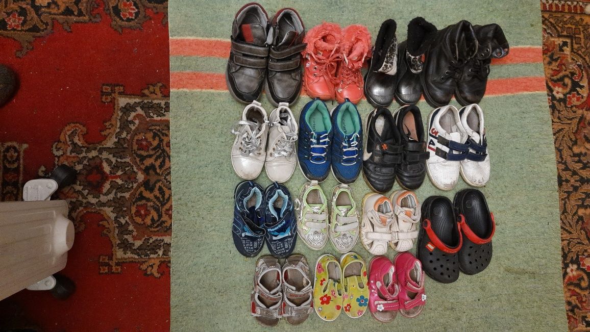 Детская обувь разных размеров.