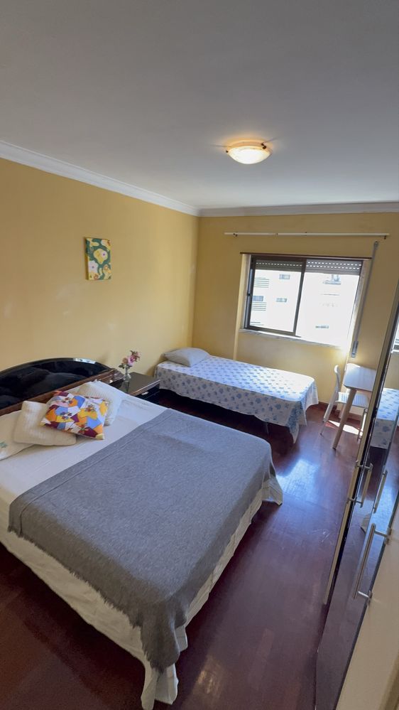 QUARTO com casa de banho privativa 2 camas em Massamá