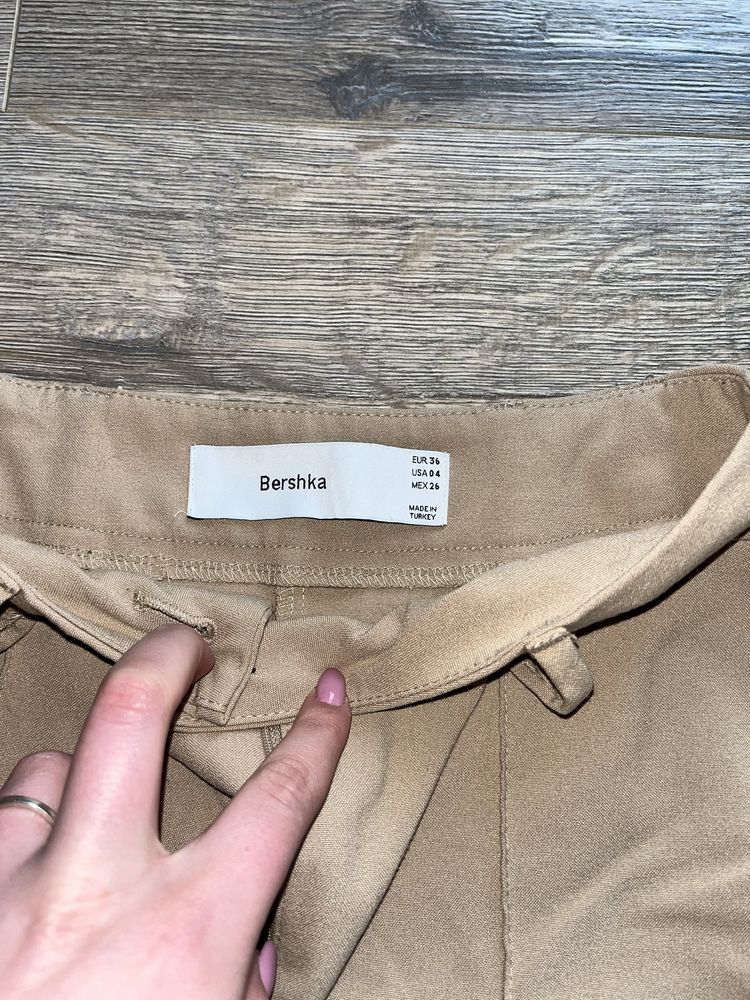 Beżowe spodnie Bershka 36