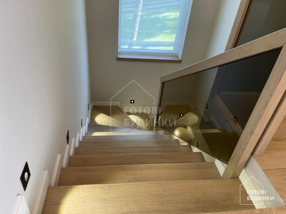 Сучасний будинок серед соснового лісу в КМ Нова Ходосівка