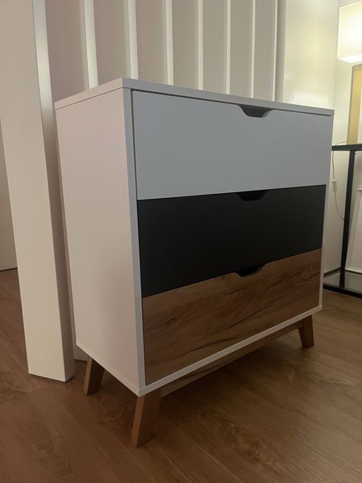 Cómoda tricolor com 3 gavetas