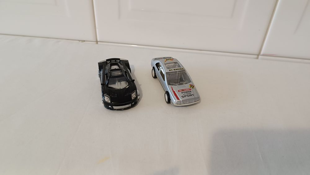 Lote 2 carros de brincar. 11 cm