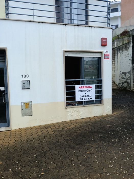 Escritório com garagem