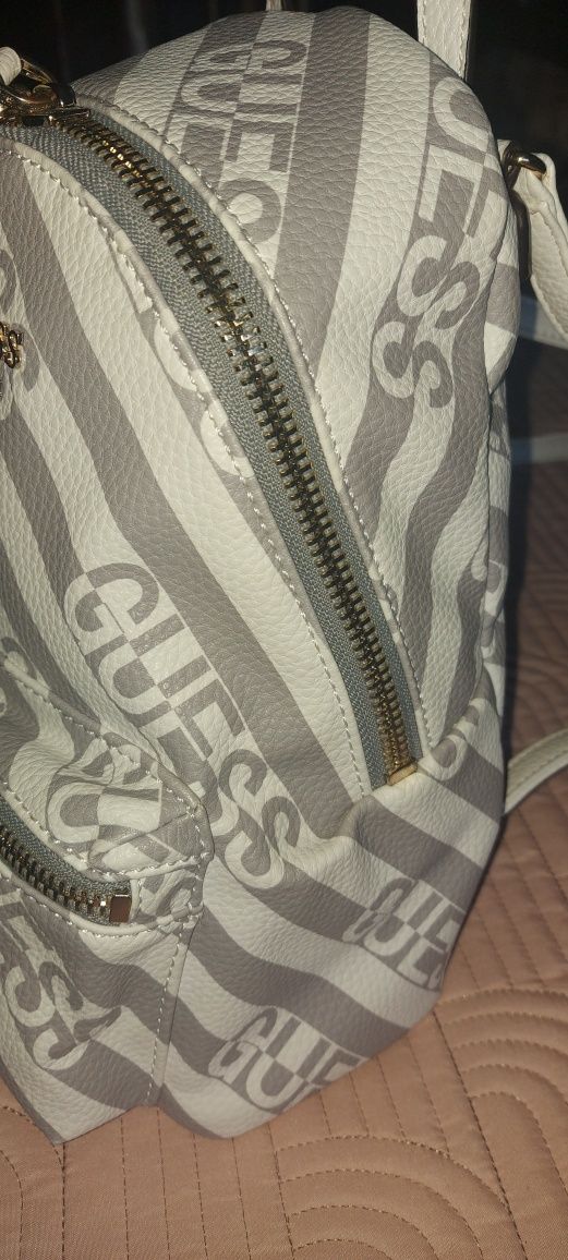 Mochila Guess (branca e cinza)