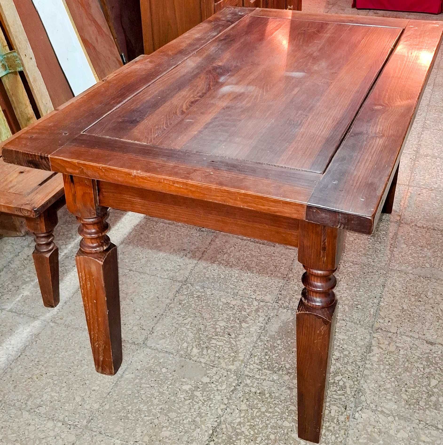 Conjunto de Jantar Rústico em Madeira (Mesa + 2 Bancos + 2 Cadeiras)