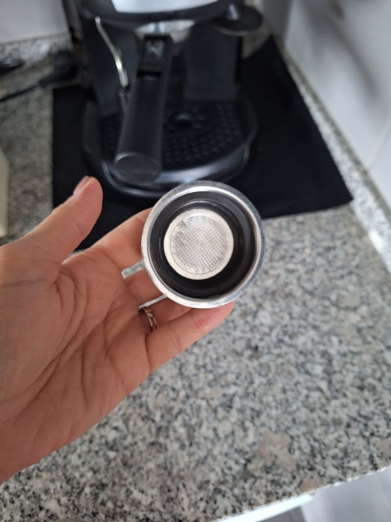 Maquina cafe em grão DeLonghi.