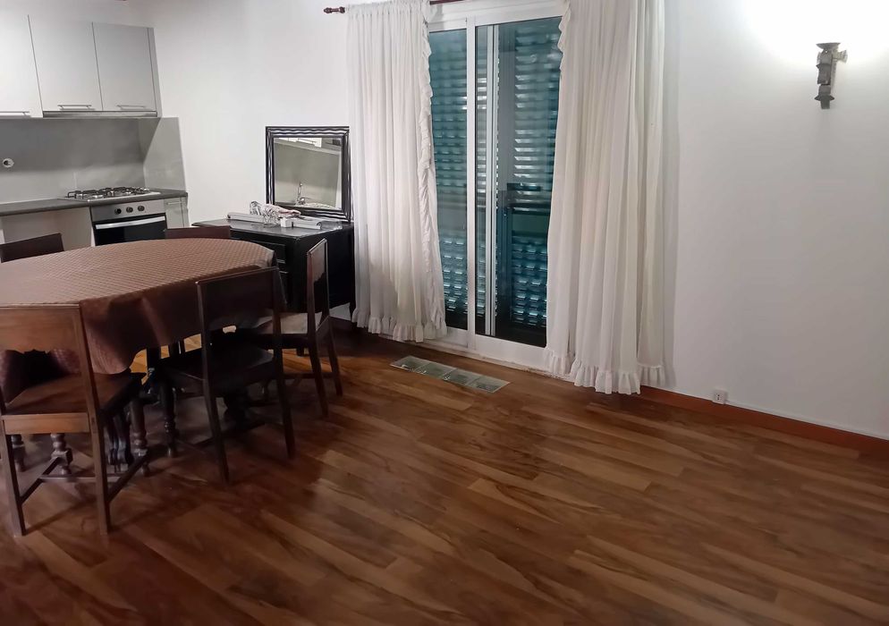 Aluga-se 1º andar T2