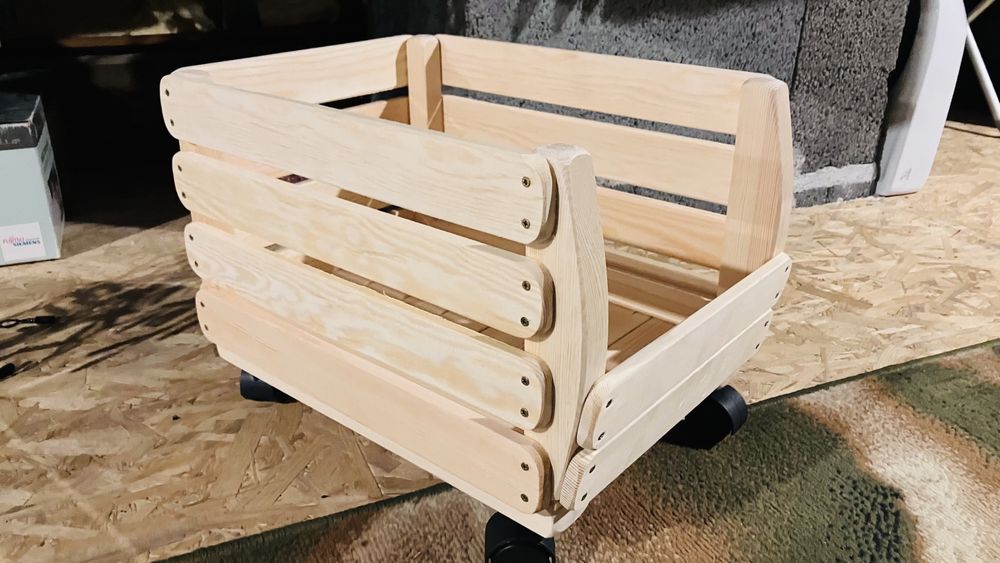 Regał drewniany na kółkach 100 x 41 x 32 cm