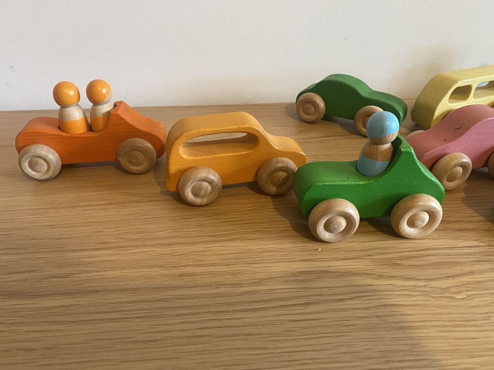 Auta z drewna w stylu Grimms Montessori