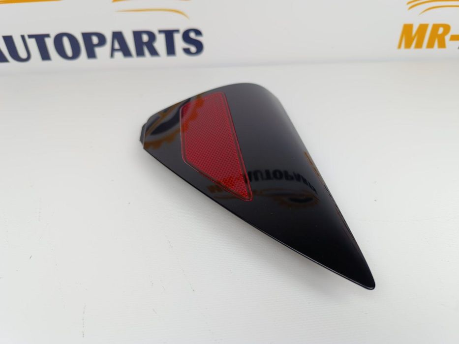 Відбивач катафот заднього правого крила Tesla Model 3/Y ОРИГІНАЛ