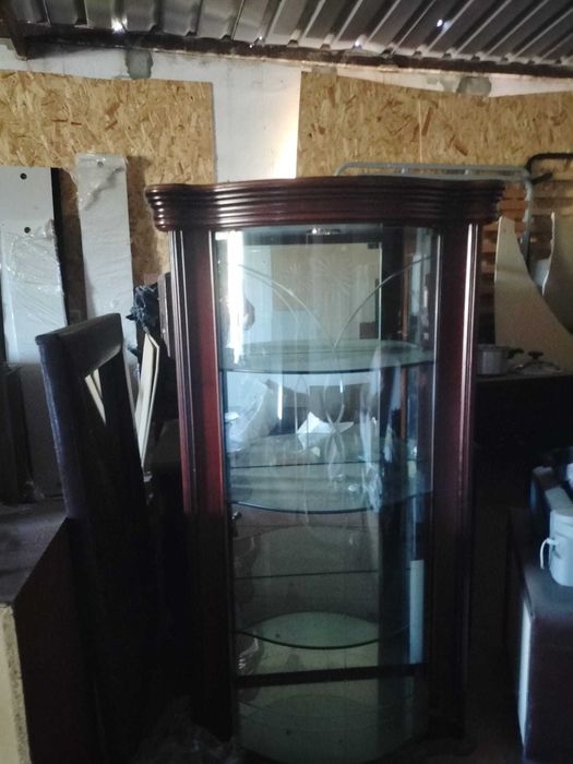 Cristaleira em Madeira e Vidro Curvo – Estilo Clássico