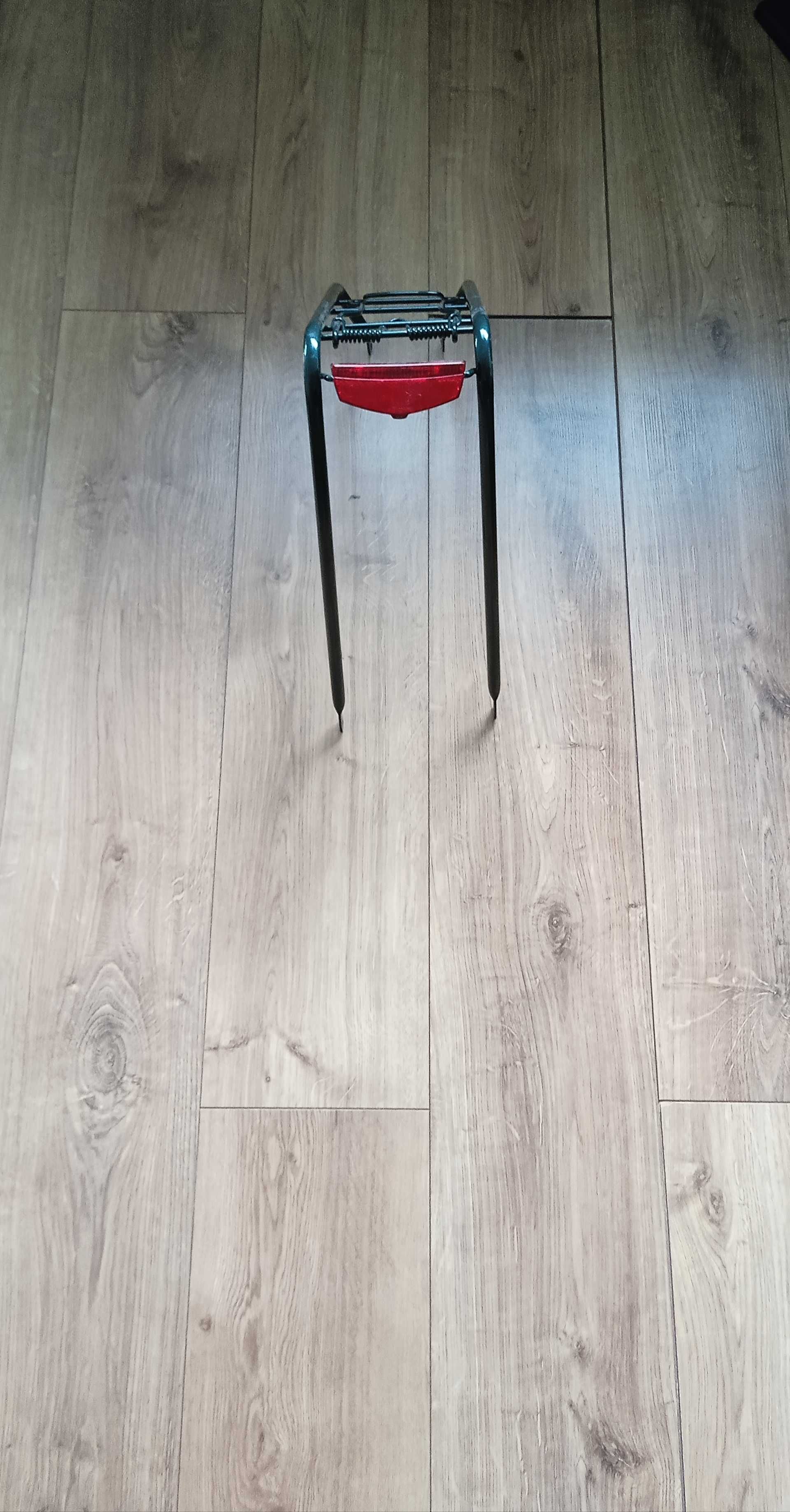 Bagażnik rowerowy ze światełkiem i linką