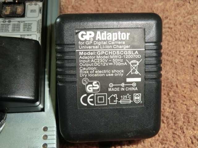 Универсальное зарядное GP GPCHDSC фотоаппаратов Li-Ion аккумуляторов.