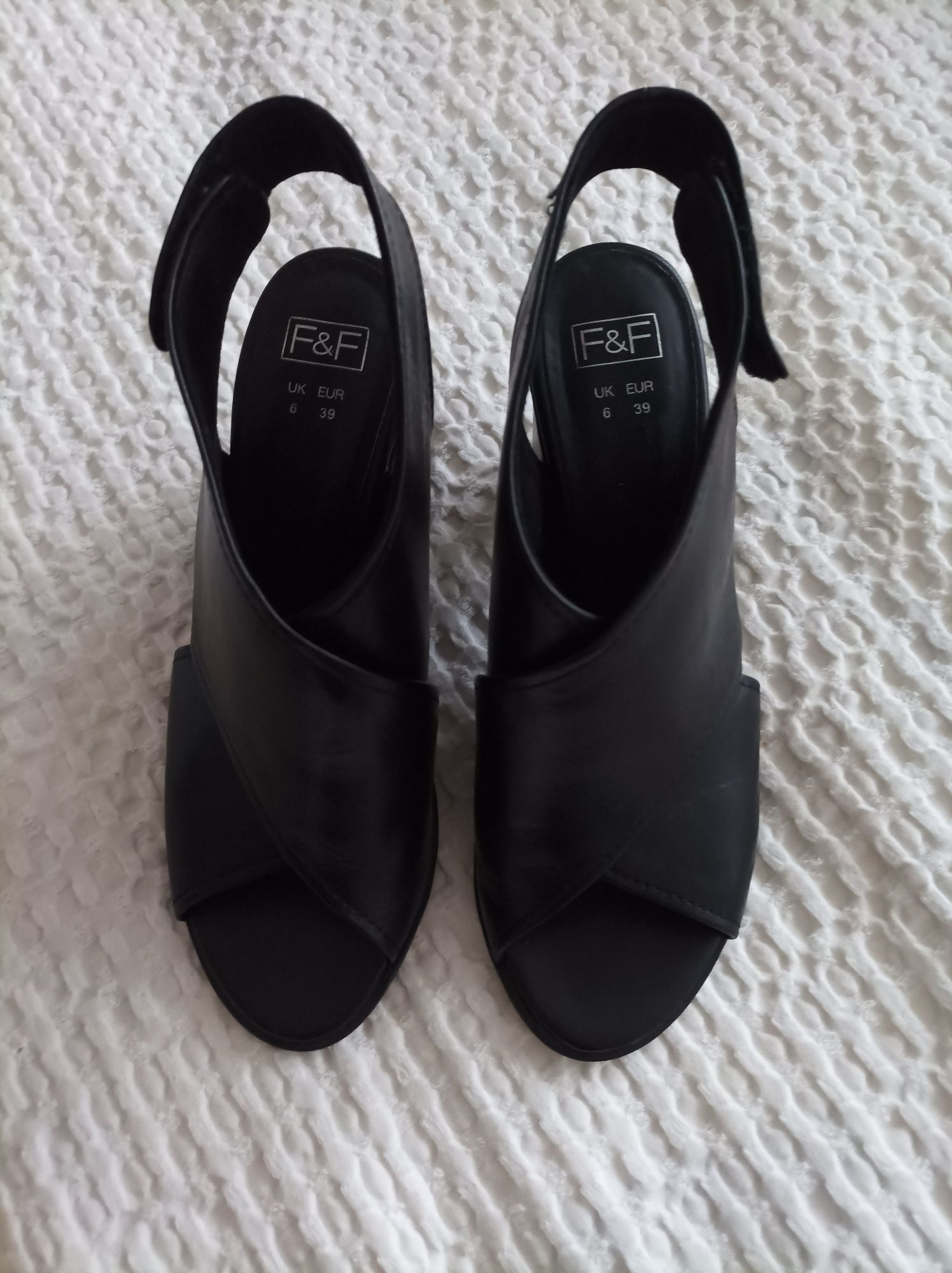 Czarne skórzane sandały r. 39
