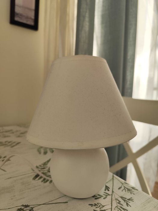 Biała lampka na stolik z Jysku. Jysk.nie na żarówkę normalną