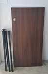 Mesa castanho com pernas pretas